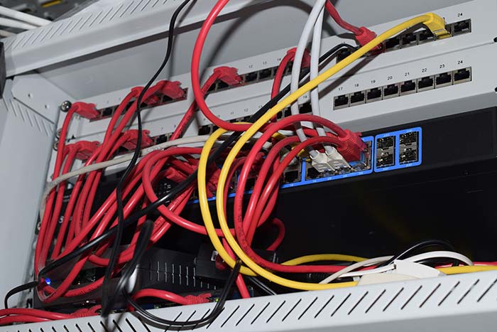 19 Zoll Schrank, Swichtechnologie, Verlegung und Anschluss von Glasfaserleitungen